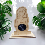 Korniza jonë prej druri, që mban ekon e bebit tuaj