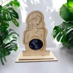 Korniza jonë prej druri, që mban ekon e bebit tuaj