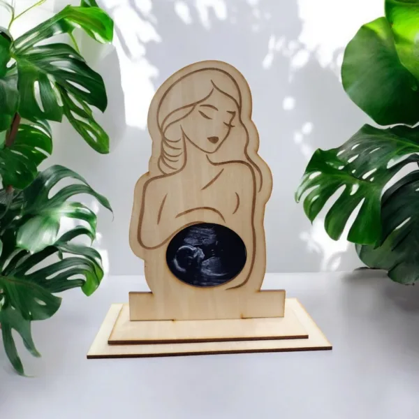 Korniza jonë prej druri, që mban ekon e bebit tuaj