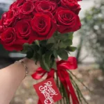 Buqetë me Trëndafila të Kuq – Dhuratë Romantike & Elegante