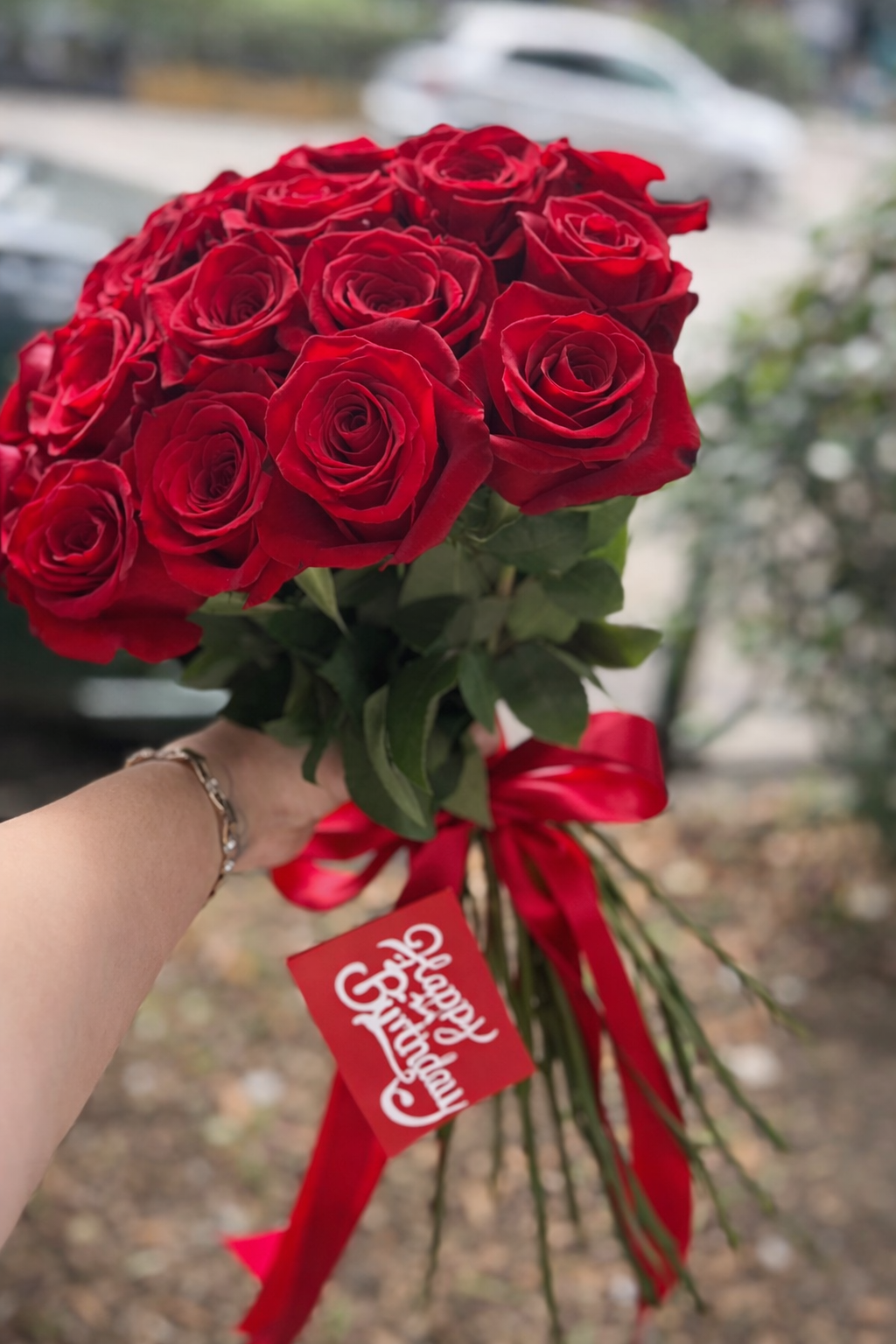 2026/02/1000063852.png Buqetë me Trëndafila të Kuq – Dhuratë Romantike & Elegante - Figura 1
